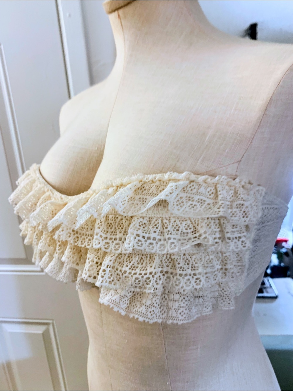 Juicy couture Ruffled Lace Bandeau cream top SP